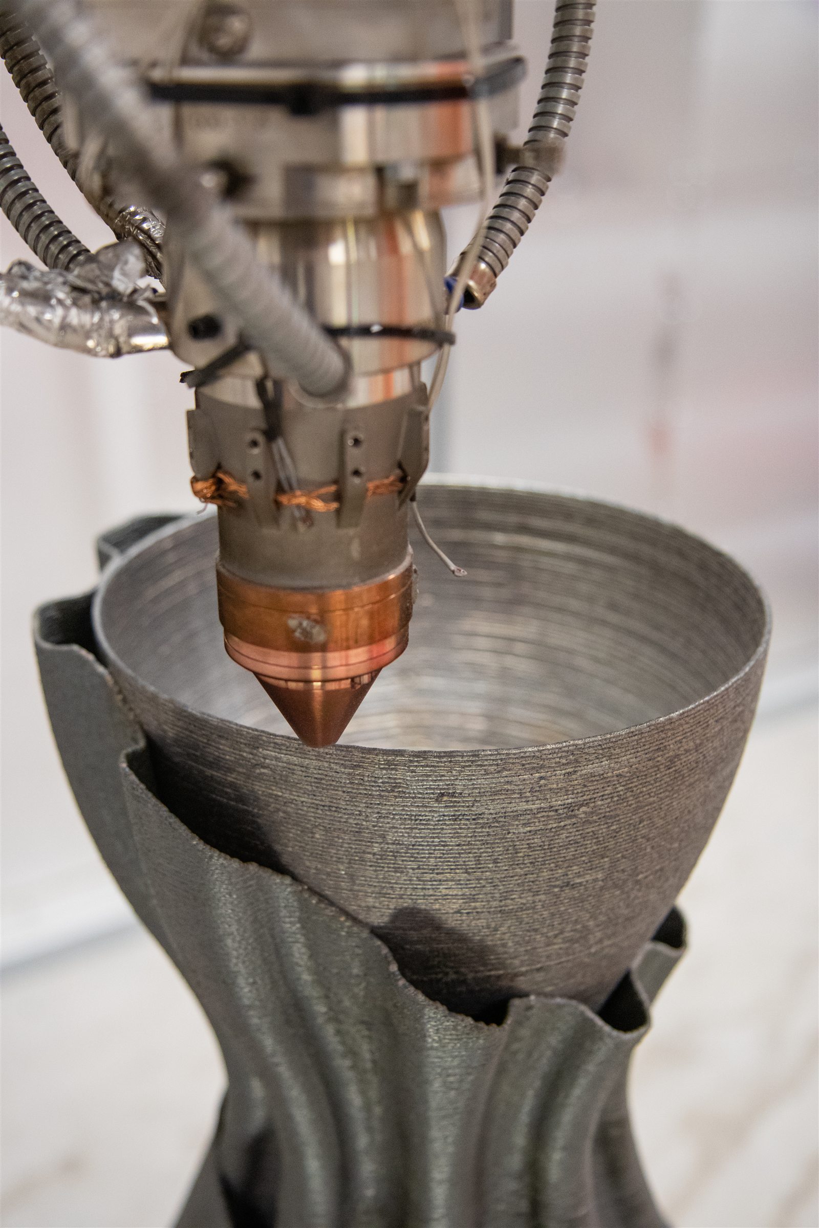 Prozessnahe Ansicht eines 750-mm-Multimaterial-LMD-Düsendemonstrators